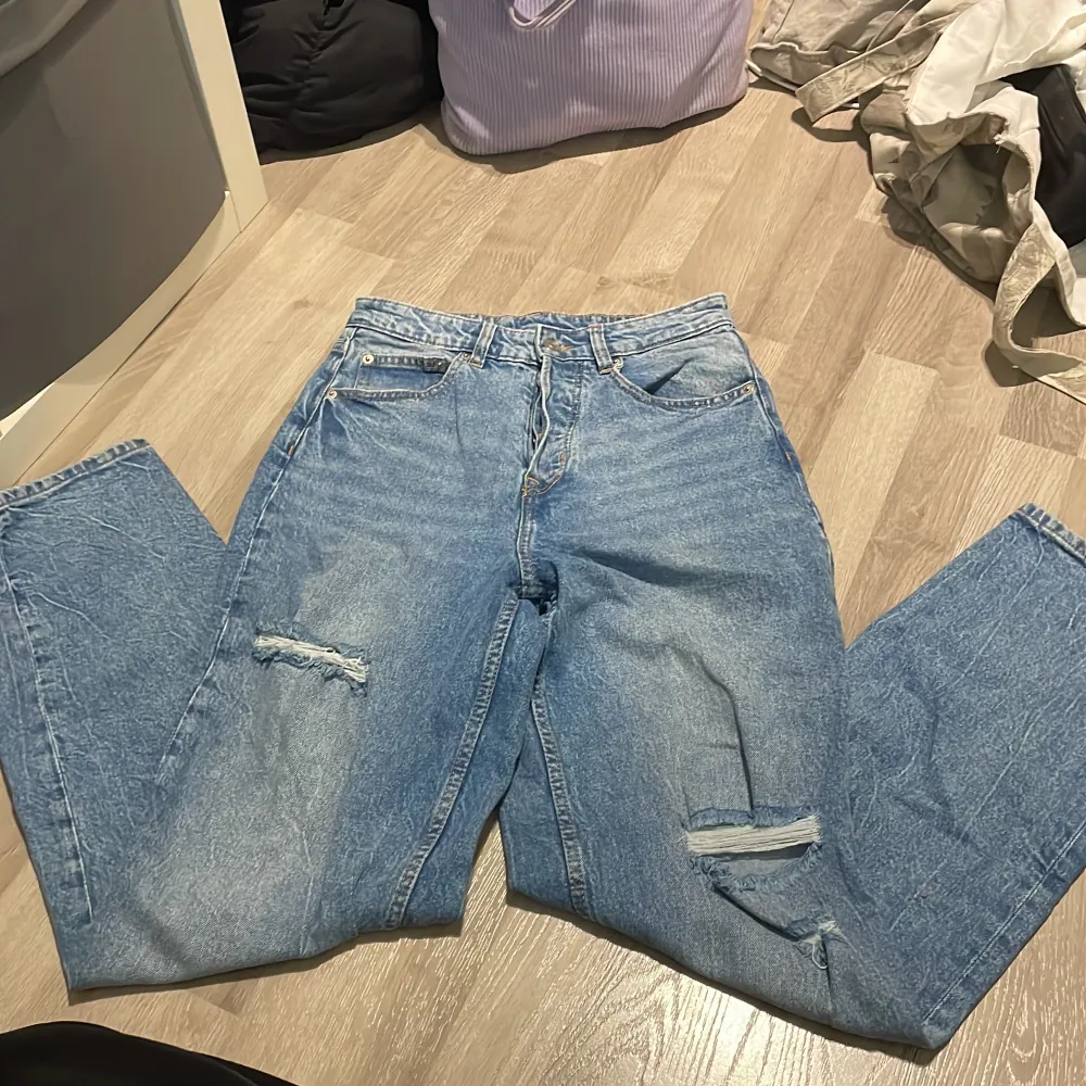 Straight jeans som var ett par favoriter länge, använda men syns inte varken på materialet, känseln eller modellen. Sitter som en smäck på, är högmidjade och raka.. Jeans & Byxor.