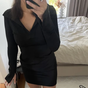 Svart klänning - Svart långärmad klänning från Ginatricot, strl XS (mer som en S) 💗 Jätte fina slitsar i ärmarna☺️  Använd 1 gång!