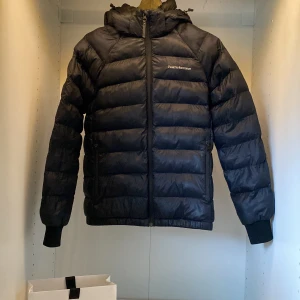 Peak performance - Tomic hood vinter jacka - En peak Jack som aldrig riktigt har använts mer än 3 gånger då den egentligen var för liten för mig (drog av lapparna lite för tidigt 🙄) köpte den för 2000kr vilket inte var en bra investering när ja fatta att den var alldeles för liten 