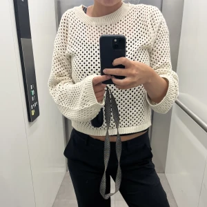 Hålstickad tröja från pieces - Skön och luftig tröja från pieces, köpt i somras å använd fåtalet gånger! Nypris ca 400kr🌟