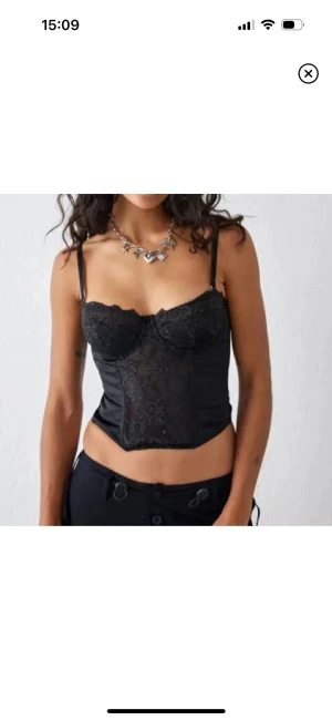 Korsett topp - Supersnygg korsett top som är från urban outfiters, nypris ca 600kr. Aldrig använd och passar perfekt till fest, speciellt nu vid halloween!🫶❤️
