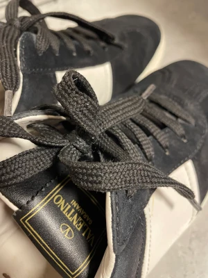 Valentino garavani flycrew  - Säljer nu mina svarta mocka sneakers i modellen flycrew från valtentino. Skorna är väl använda men i bra skick, två nitar har lossnat från den vänstra skon. De är köpta på vestiaire ☺️ storlek 38 men passar 38-39