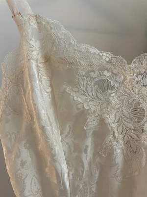 Victorias secret slipdress - Jättefin vintage Victorias secret slipdress! Benvit i färgen och glänser jättefint🤍 stolek m men skulle säga s/m 