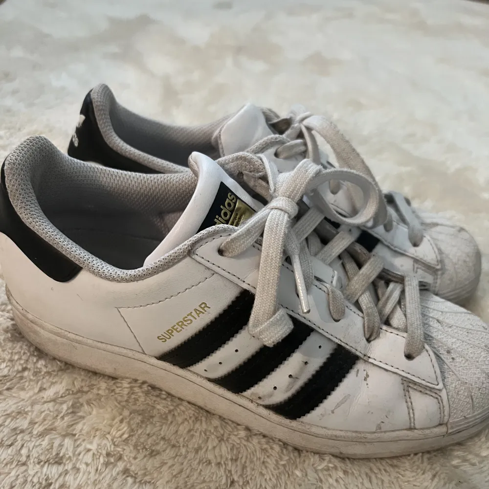 Säljer mina sneakers från Adidas. Det är i använt skick men fortfarande fina. storlek 38 2/3. 💗 . Skor.