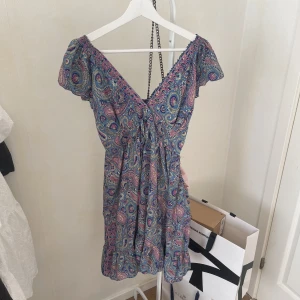 Sommarklänning - Oanvänd sommarklänning köpt på marknad i Grekland💘 Klänningen är väldigt stretchig och passar nog de flesta, storleken är one size! Nypris €25 men säljer för 150kr💘