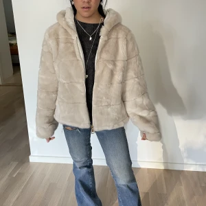 Fluffig vinterjacka  - Säljer denna as sköna vinterjackan som är så sjukt varm och mysig!!❤️