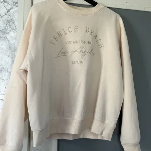 Sweatshirt  - Säljer denna skit snygga tröjan från bil bok som ej kommer till användning 