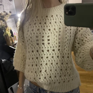 Stickad trekvartsärmad tröja - Super söt stickad tröja från zara som knappt är använd! 
