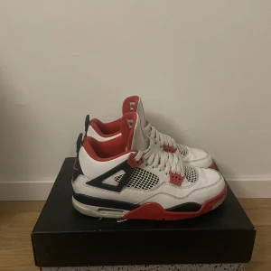 Jordan 4 Fire Red - Säljer nu mina Jordan 4 Fire Red pågrund av att jag inte alls använder de längre. Köptes i Göteborg på kicks n stuff, har tyvärr inte kvar kvitto. Storlek 42. Behövs köpa nya skosnören, kostar 30kr. Tveka inte på att höra av er för fler bilder.