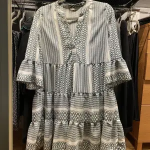 Super söt klänning från Only, köpt förra sommaren och använd ett fåtal gånger, den är i superfint skick! Använd gärna köp nu