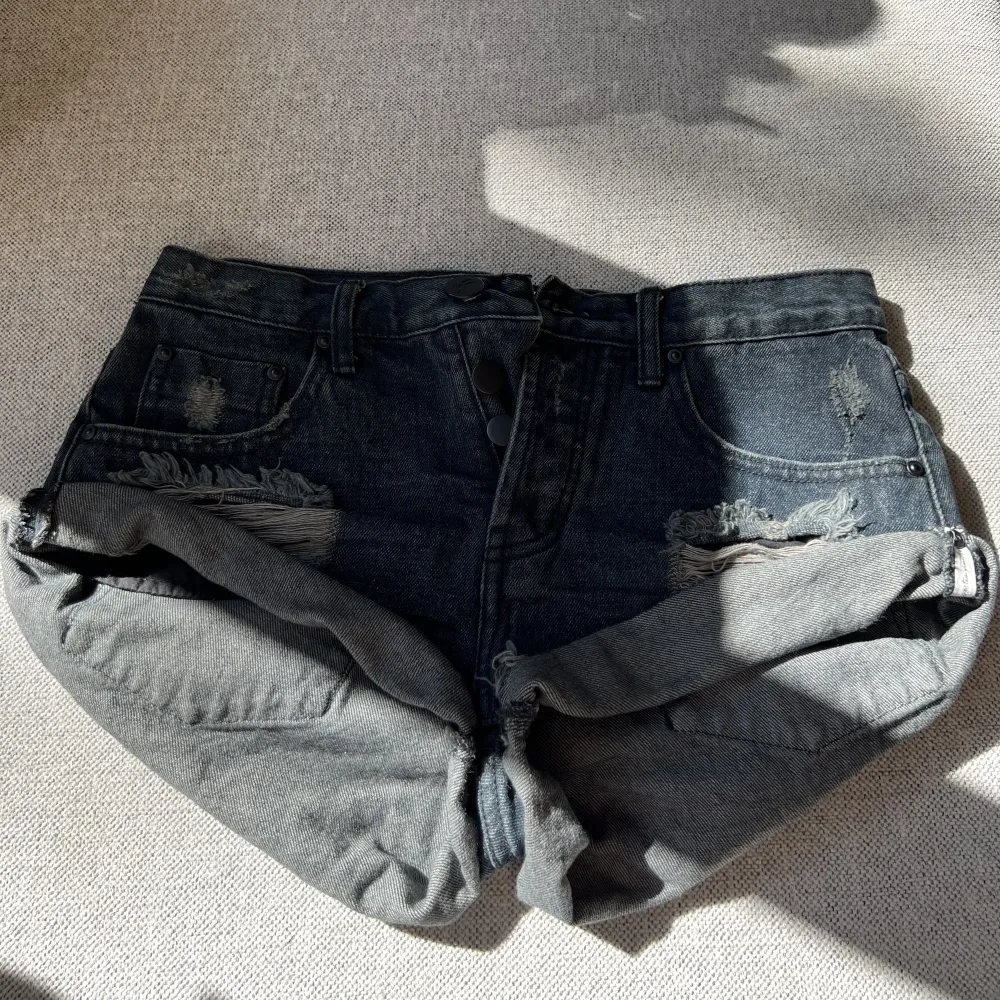 Jättefina shorts från One teaspoon, modellen Bandit. Använda 1 gång så shortsen är i nyskick. 🦋. Shorts.