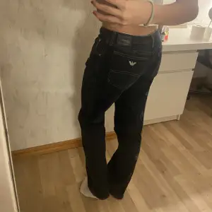 Säljer lågmidjade armani jeans som jag köpte second hand!💕