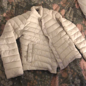 Trendig vit jacka  - Snygg vit/beige jacka, perfekt till våren💕 storlek 36 men funkar lika bra på 34, inga synliga defekter 