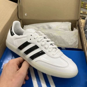 Adidas Dill Us9 - Helt nya aldrig använda har två par likadana! 1600kr för båda 