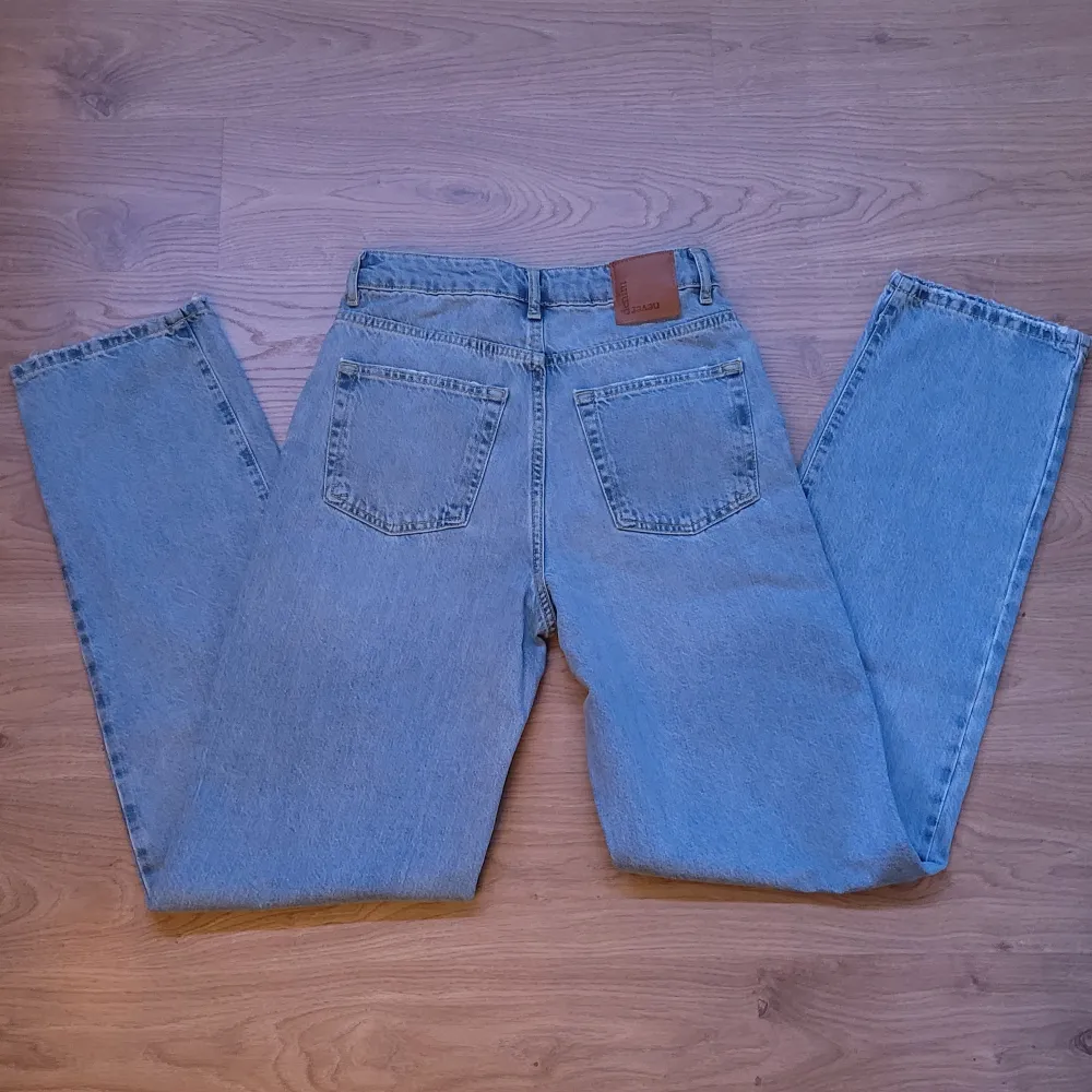Högmidjade jeans från Bikbok i ljusblått. Modellen heter 90s straight. Jeansen är i gott skick, vid frågor är det bara att skriva:) . Jeans & Byxor.