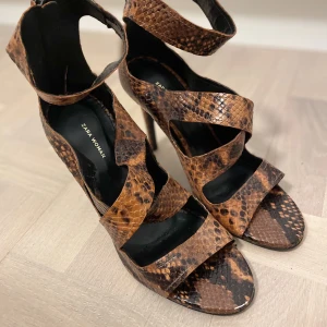 Zara sandaler - Oanvända sandaler i burn snake skin. 