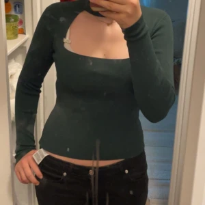 Zara topp - Säljer denna fina toppen från Zara, aldrig använd, köpt på och Plick 💕 perfekt till fest eller finare tillfällen.