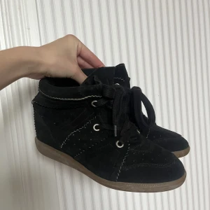 ISABEL MARANT Bobby!  - Jättefina isabel Marant skor, modell Bobby. Knappt använda och nypris är 5900kr.