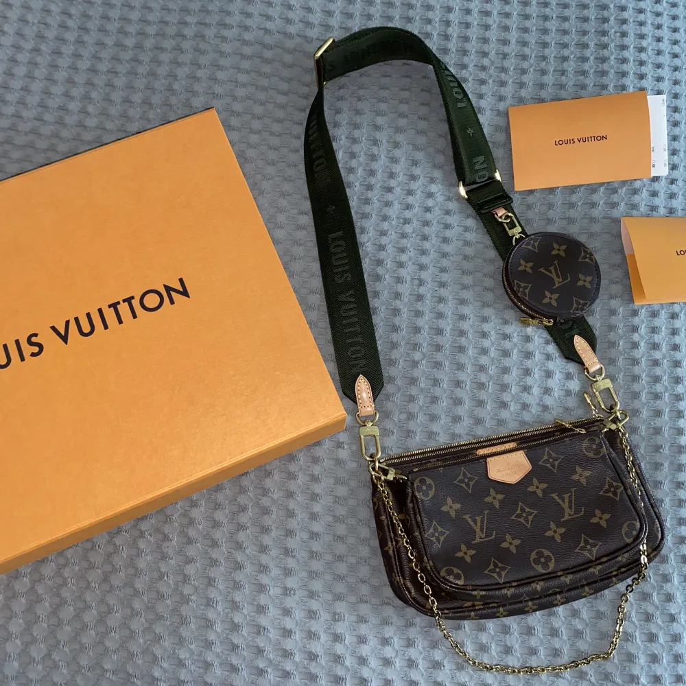 Väskan är köpt på Louis Vuitton i Stockholm 2021, använd enbart på somrarna och ett fåtal gånger. Bra skick.  Nypris 26 600 kr, mitt pris 19 900 kr Kvitto, dustbag och boxen medföljs . Väskor.
