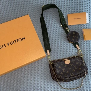Louis Vuitton multipochette väska - Väskan är köpt på Louis Vuitton i Stockholm 2021, använd enbart på somrarna och ett fåtal gånger. Bra skick.  Nypris 26 600 kr, mitt pris 19 900 kr Kvitto, dustbag och boxen medföljs 