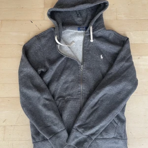 Polo hoodie - Polo hoodie i nytt skick. Köpt för 850kr. Pris kan diskuteras vid en snabb affär!🙂
