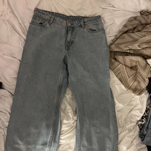 Monki jeans - Jätte fina monki jeans i storlek xs/s Används aldrig och har inga defekter