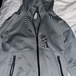 Nike air Max  - Vädligt fin färg och skön material passar till de flesta plagg.