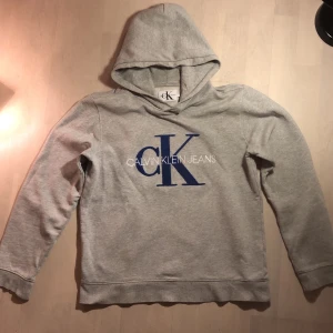 Calvin Klein Hoodie  - Tja Jag säljaren schysst hoodie från Calvin Klein jeans. Inte använd mycket o därav en vädigt bra kvalitet med inga spår på användning. Det är en smal men passar perfekt som medium också Nypris är 1000 och mitt är är 450 kr 