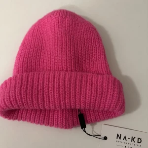 Mössa - Neonrosa mössa från NA-KD, aldrig använd och prislapp kvar