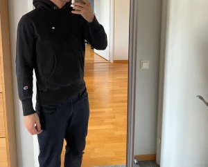 Hoodie från Champions  - Sjukt snygg hoodie från Champion. Perfekt inför vintern. Storlek S.   Grymt skick. Inga skador alls utan säljer av större del av min garderob helt enkelt.  Bara att skriva om du vill se fler bilder! 