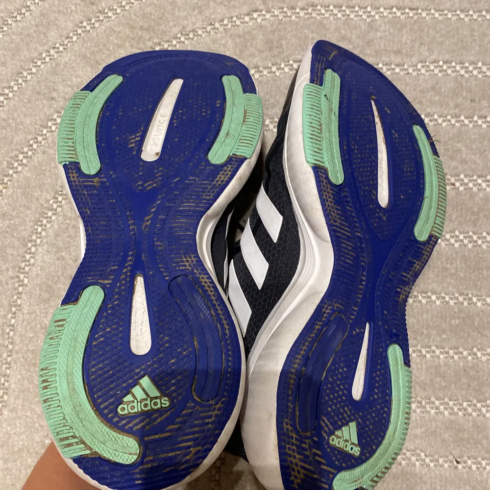Adidas träningsskor/sneakers i storlek 42 2/3. Använda vid ett tillfälle = nyskick. . Skor.