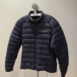 Sail Racing jacka 2022 - Säljer dunjacka från Sail Racing modellen ”spray down jacket” inköpt 2022. Färg navy blue   Finns en väldigt liten skada på höger ärm, enkelt fixat för den som vill. Se bild.  Nypris 3000kr mitt pris 900kr