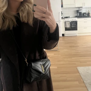 Ysl/Saint Laurent väska - Köpte mig en Ysl väska i början på oktober, som jag nu vill sälja pga hittat en annan. Jag köpte den på Nk i Göteborg för 16 900kr. Alla kvitton, bevis, samt kartong och dustbag finns kvar och följer med till köparen. 