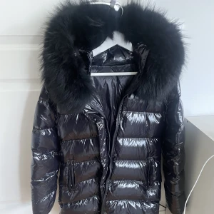 Varm lång vinterjacka  - Väldigt bra skick har använts Max 5 gånger, äkta päls, varm och lång. 