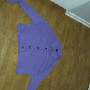 Lila kofta med bruna knappar. - Kommer från shein bruna knappar som man kan öppna.