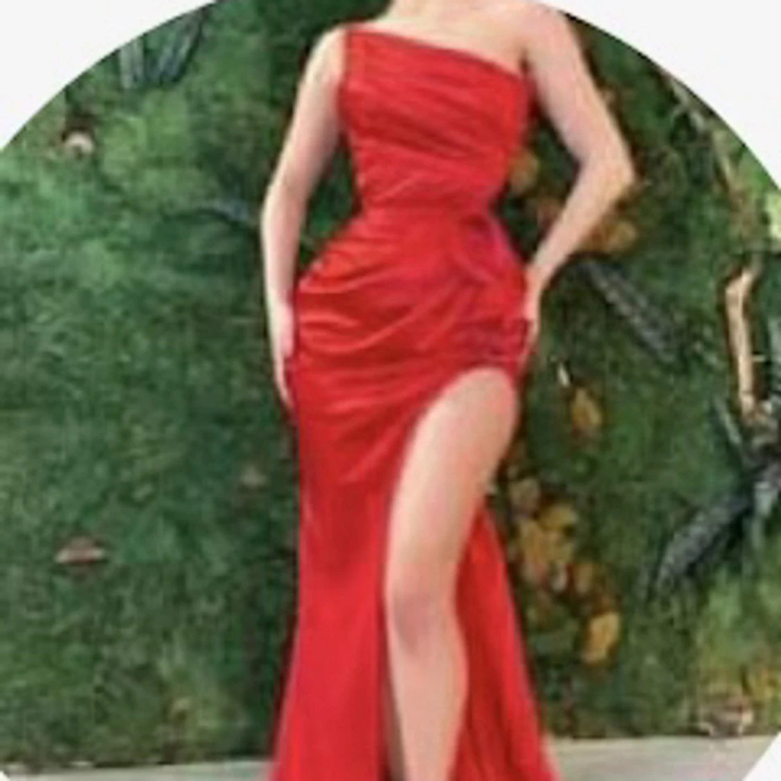 Vinröd ballklänning