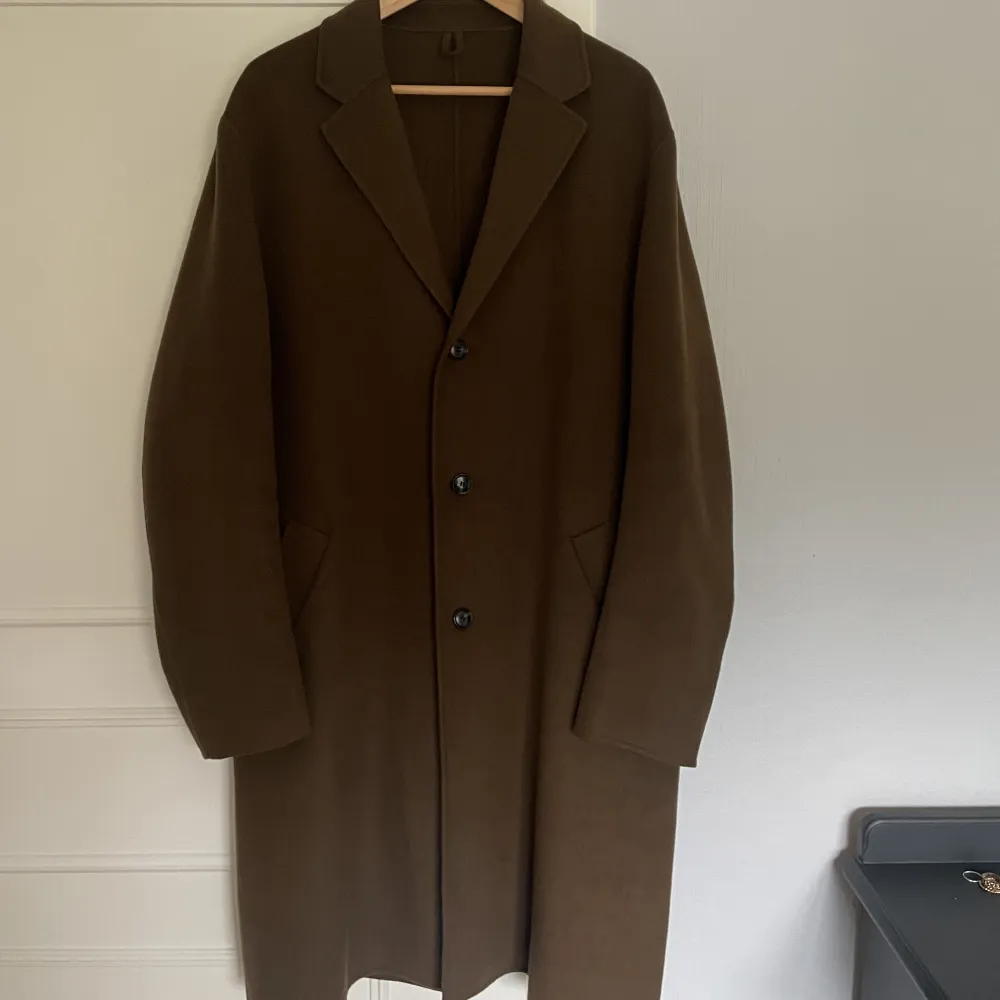 Yllerock från COS. Gjort i 80% ull och 20% lyocell. Varm rock med snygg passform. Är 190 lång och har storlek eu 52 vilket motsvarar L. ”Tailored Wool Coat Dusty Brown” Nypris ca 2000kr. Takit.