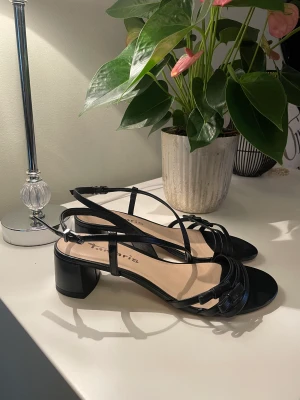 Svarta klackskor  - Svarta klackskor med rosettdetaljer från Tamaris i strl 39. Tidigare köpta på Sellpy för 250kr, men fortfarande i mycket bra skick!☺️💕