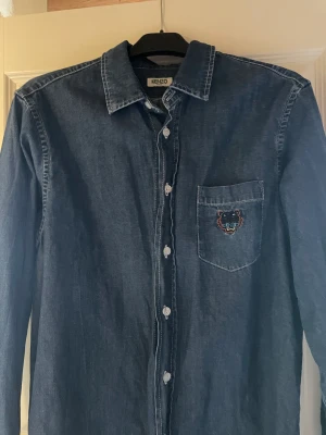 Kenzo jeans skjorta  - Kenzo jeans skjorta  Skick 7/10  Storlek S lite stor i storleken dock  Pris kan diskuteras 