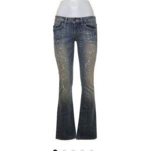 jätte fina lågmidjade bootcut jeans, som tyvärr är för långa för mig. de har midjemått 72, innerbenslängd 84!! dm för fler bilder!💓💓
