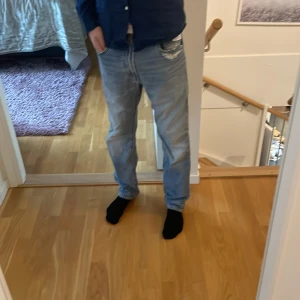 levis jeans - Säljer dessa lösa levis jeans som är 551z. De är i storlek 29/32 och blåa. Nypris 1299. Kom med prisförslag.