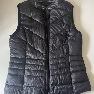 Väst - Svart väst från Vero Moda. Använd fåtal gånger.