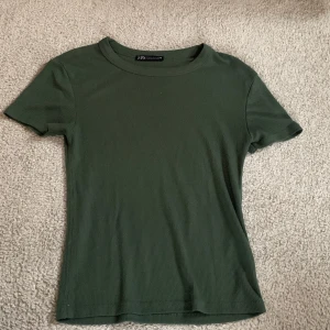 Grön tröja  - Jättefin och snygg tröja i en mörkgrön färg från zara! Den är u ett väldigt mjukt material och sitter tajt. Ribbad. Säljer pga anvönder inte längre💞💞