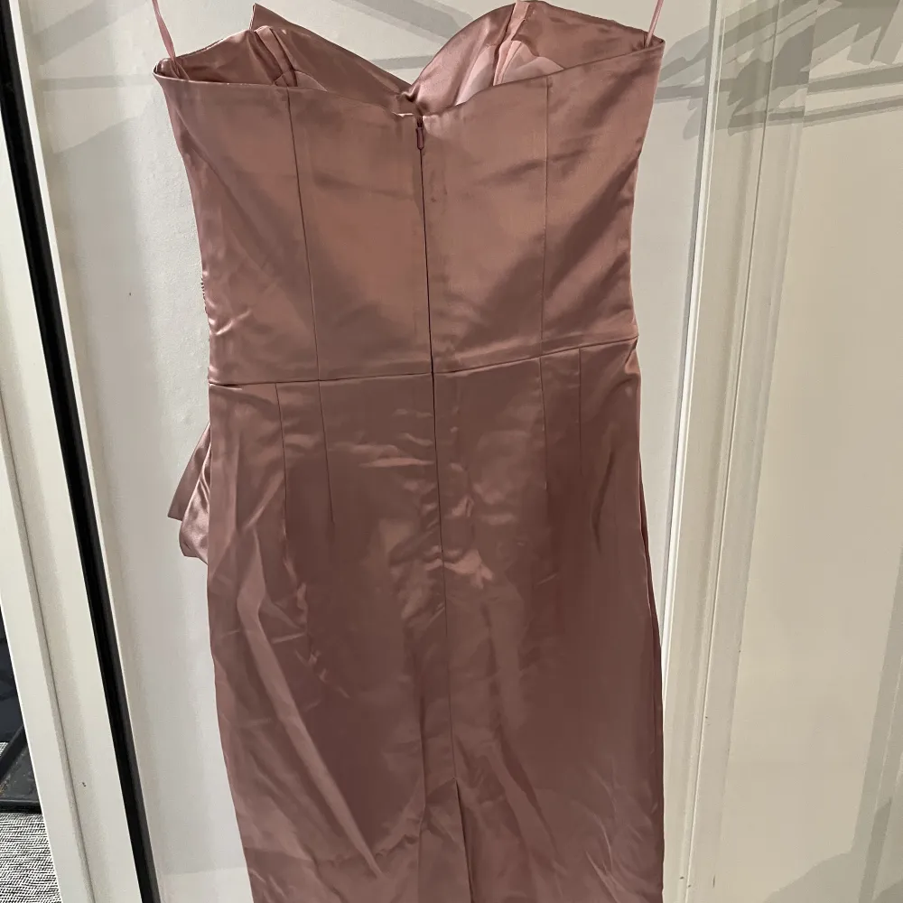 Detta är en balliknande klänning köpt från Belle by OASIS för flera år sedan. Den har en jättefin rosa färg med fina detaljer som är perfekt att ha till bal eller bröllop. Den är shoulderless och kroppsformad. Klänningar.
