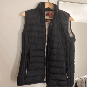 Väst - Äkta parajumper väst. Använd ett par gånger, perfekt skick! Passar även en strl M 