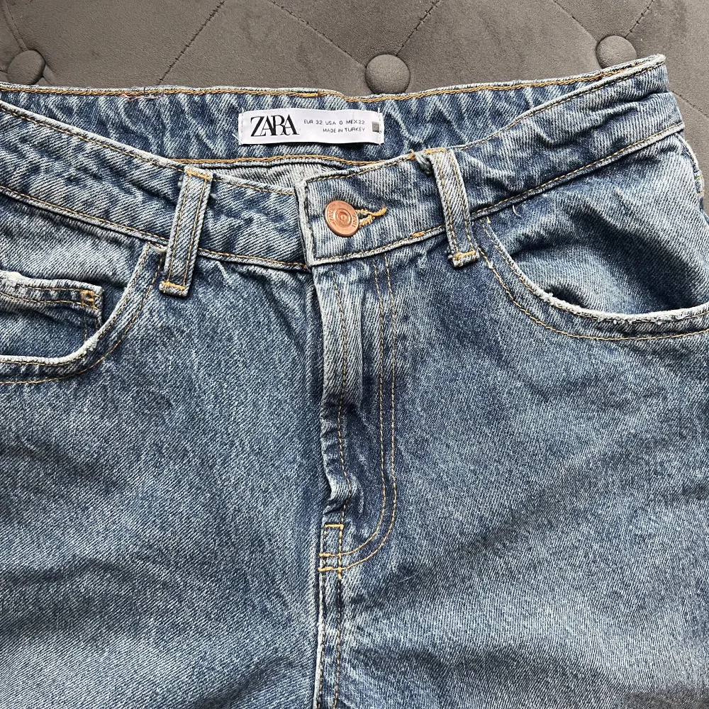 Säljer dessa jättesnygga raka lågmidjade jeans från Zara!😍Använt fåtal gånger och därför i bra skick! Kan såklart diskutera pris🫶. Jeans & Byxor.