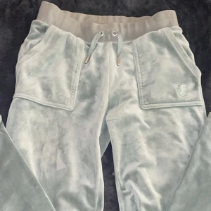 Gröna juicy - Storlek Xs men passar även S 💕Säljer pga de inte kommer till användning 🩷 Skriv för fler bilder eller om du undrar något ❕ Köptes på juicycoutures hemsida för 1200kr🤍 