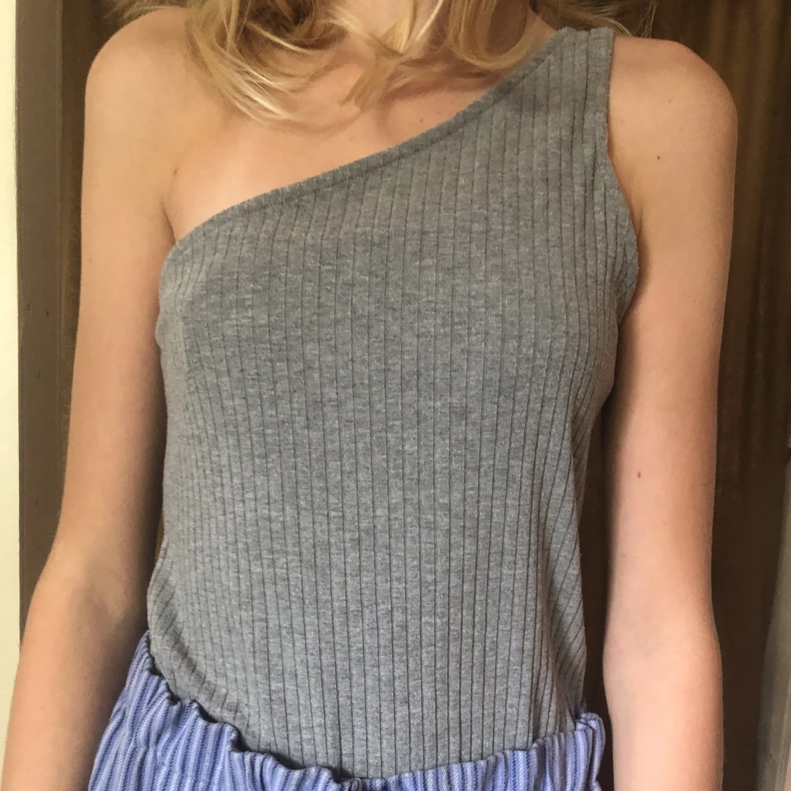 En armat grått linne  - 91