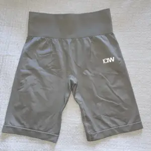 SUPERSNYGGA shorts från ICIW!! Säljer då jag fick hem fel storlek 😫Aldrig använda, lappar finns kvar på plagget 🥰  Nytt pris 499kr, jag säljer för 300kr ✨