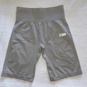 ICIW shorts - SUPERSNYGGA shorts från ICIW!! Säljer då jag fick hem fel storlek 😫Aldrig använda, lappar finns kvar på plagget 🥰  Nytt pris 499kr, jag säljer för 300kr ✨